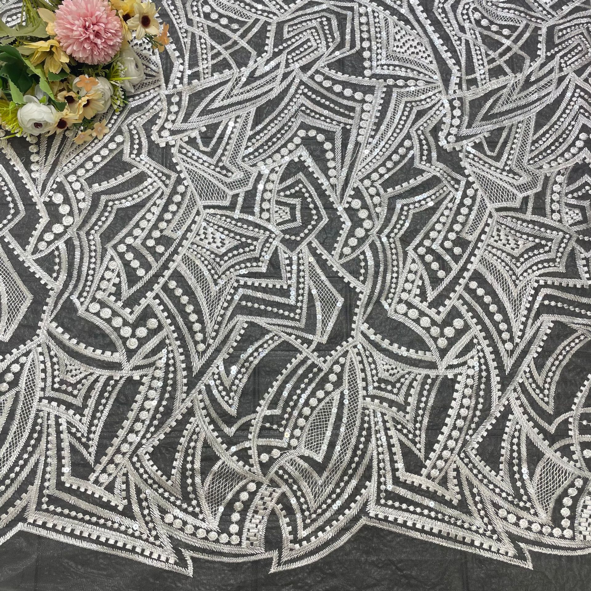 平绣珠片满幅不规则网纱电脑绣花几何图案连衣裙礼服婚纱面料
