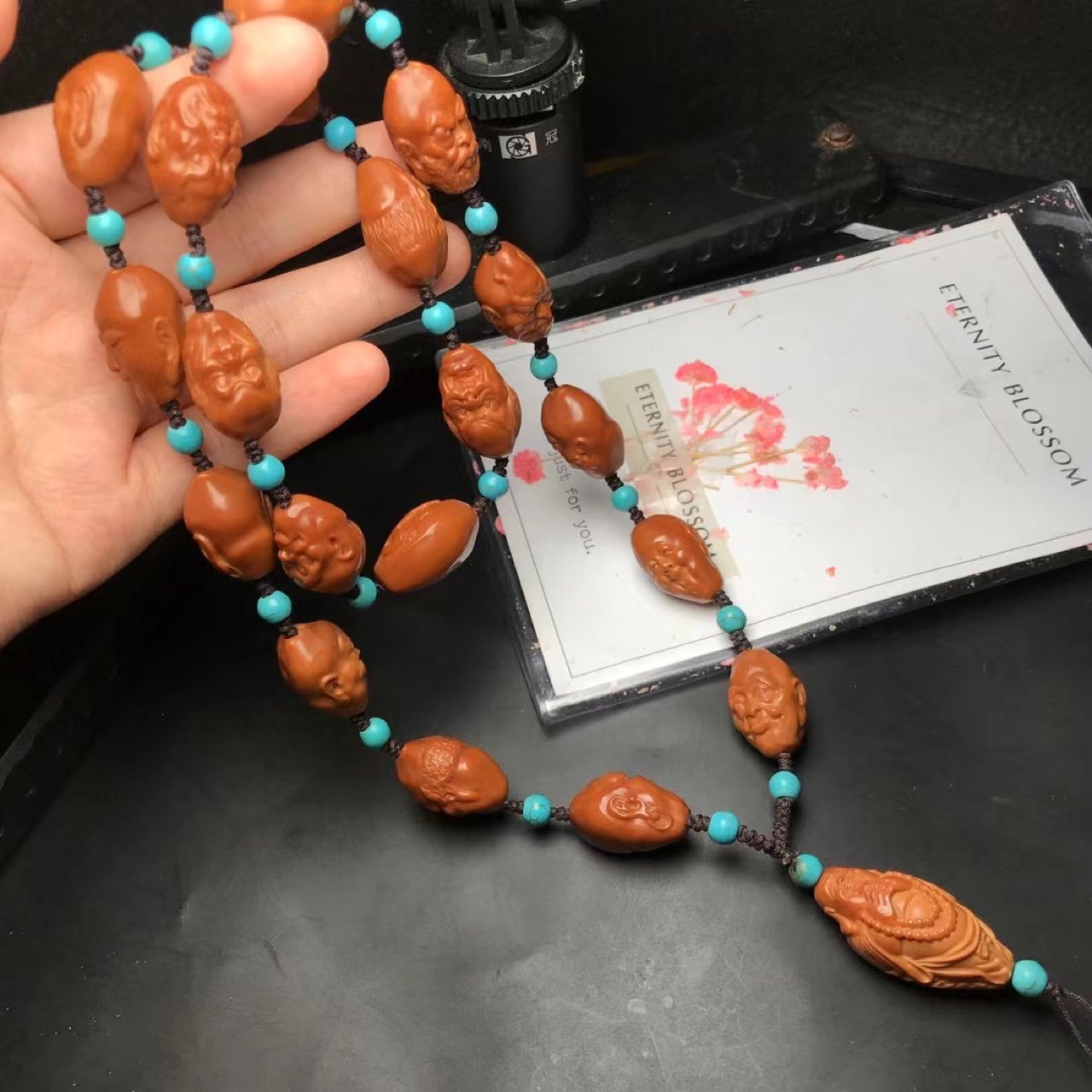 文玩爆款十八罗汉小籽手持款苏工核雕橄榄核手工雕刻手串脖挂挂脖