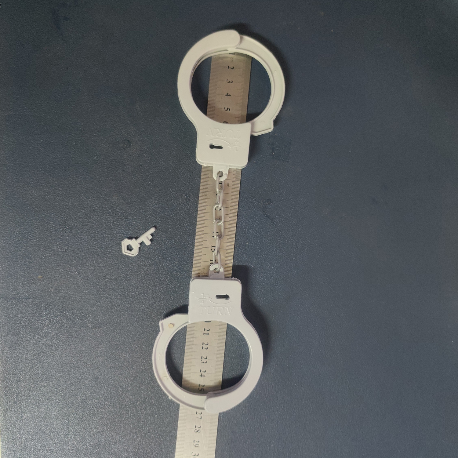 1/4 turn塑料手铐玩具 灰色中丙 cos 仿真情趣手铐道具 制服配饰