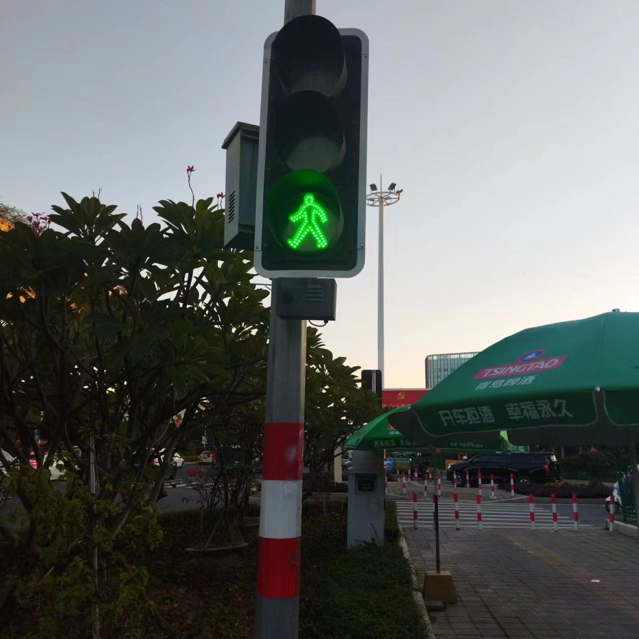 0成交0个太阳能爆闪灯交通警示岗亭施工信号灯道路红蓝闪光灯路障06