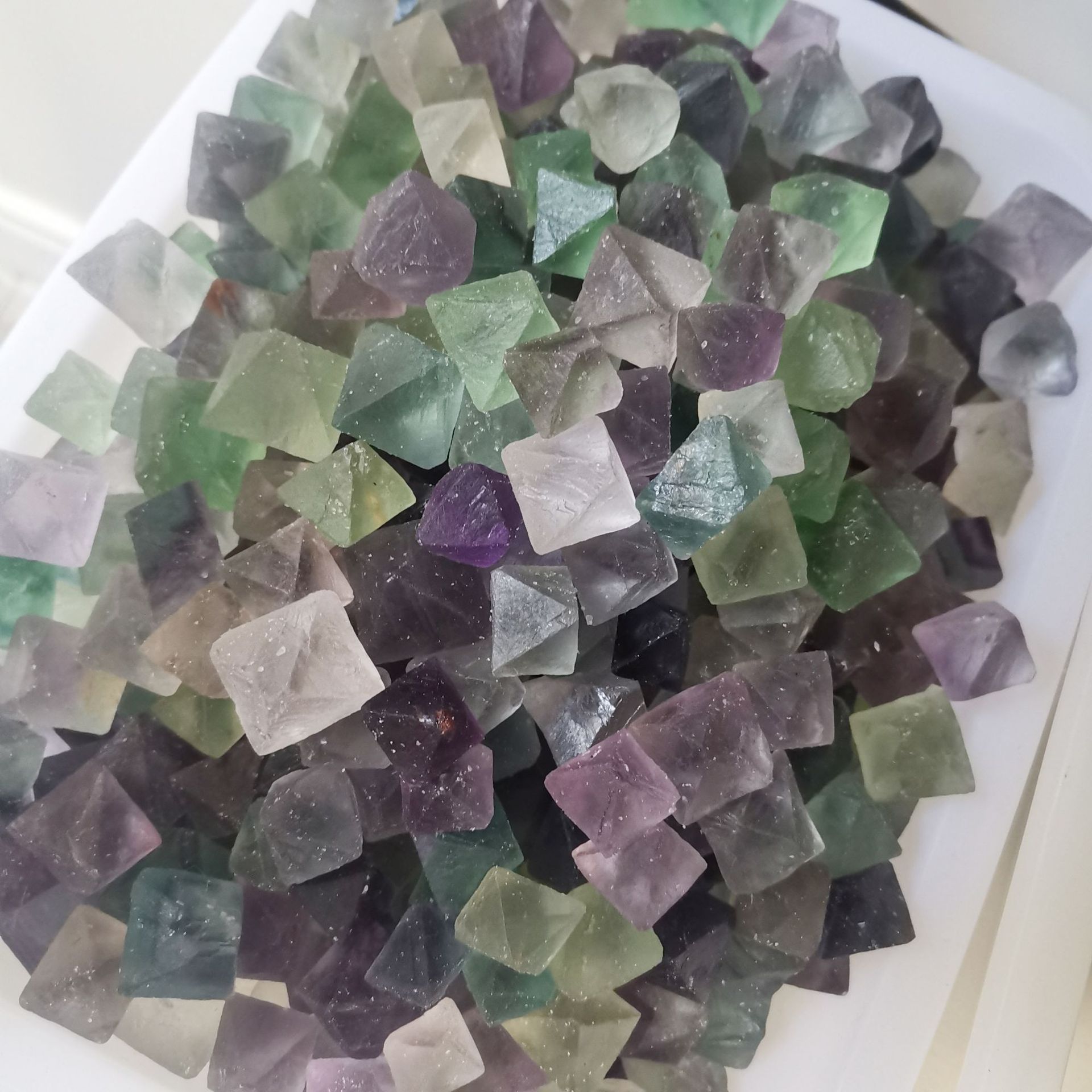 八面体 萤石【棱角】水晶原石 装饰原石摆件 裸石 每件100克