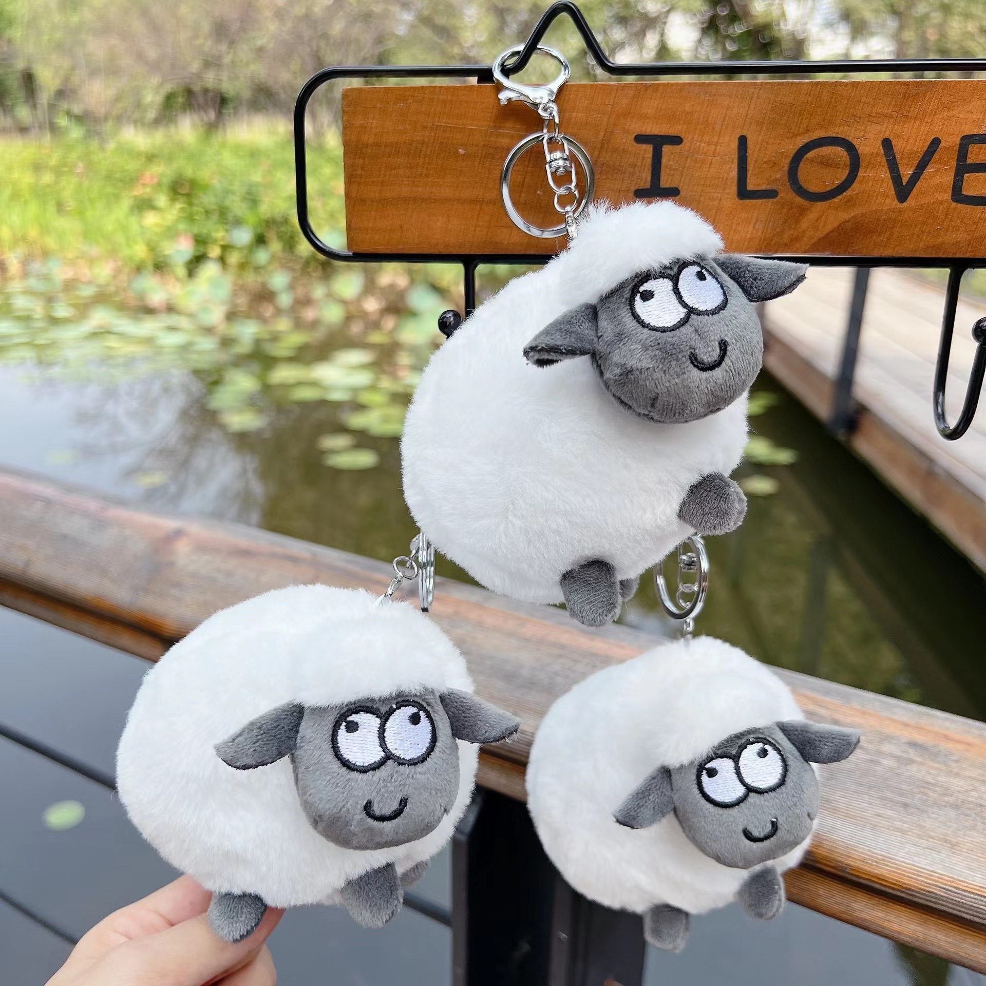 抖音快手直播火爆新款羊了个羊毛绒玩具钥匙扣小羊玩偶烧脑小羊
