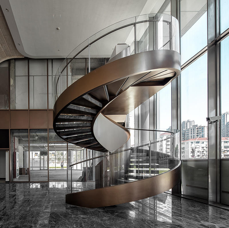 大型旋转式钢结构楼梯 钢构旋转楼梯 钢板扶手 弧形玻璃扶手厂家