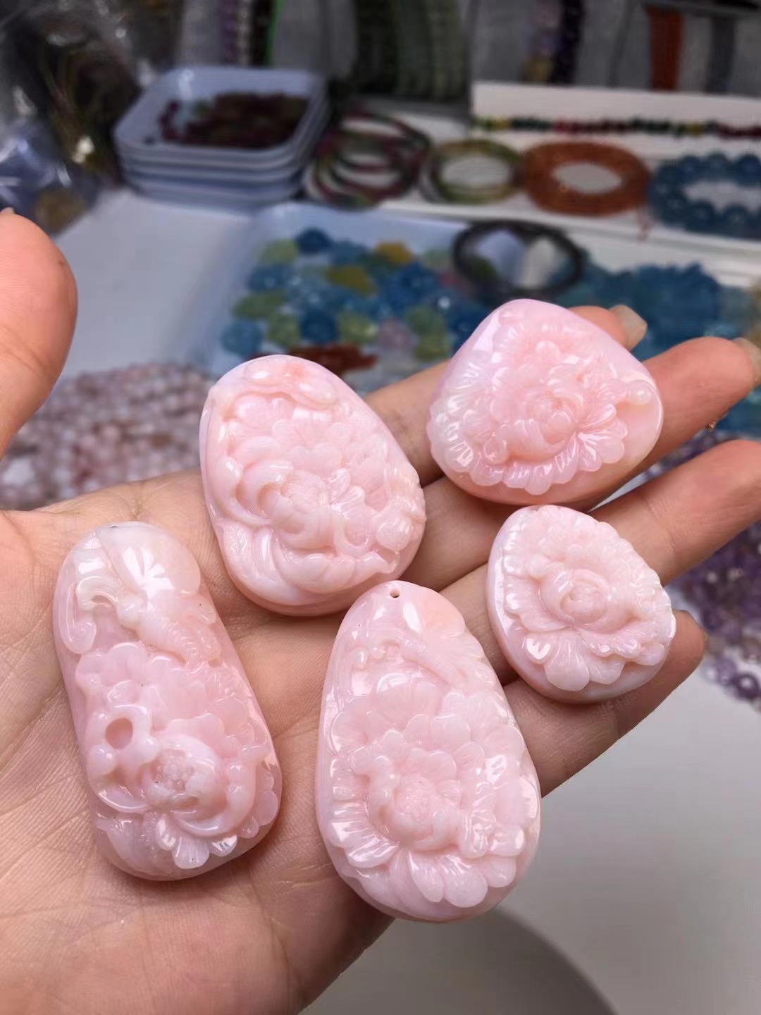 迎薇珠宝批发 天然粉澳宝雕刻吊坠 干净无裂 颜色粉润 品相如图