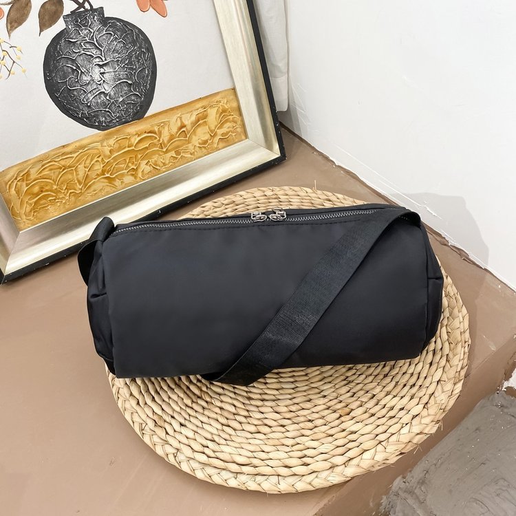 圆筒包女斜挎2023新款运动休闲小包单肩枕头包牛津布饺子包圆桶包