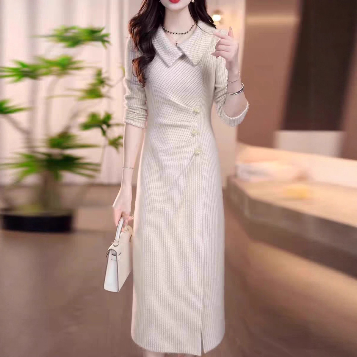 2025冬季新款米驼色洋气交叉翻领设计感优雅大气收腰显瘦连衣裙