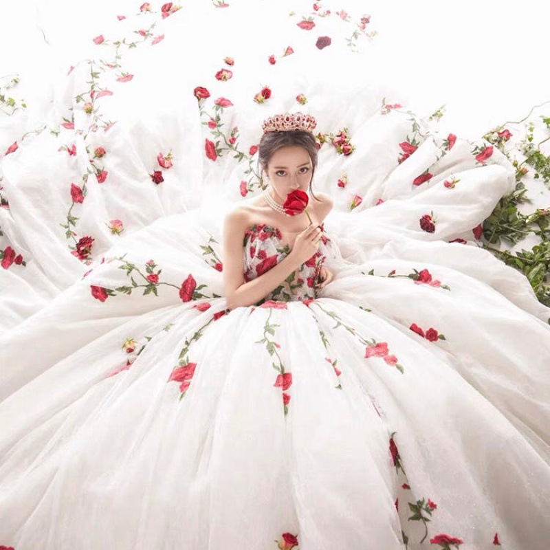 迪丽热巴明星同款婚纱新款森系超仙旅拍户外玫瑰刺绣拖尾蕾丝婚纱