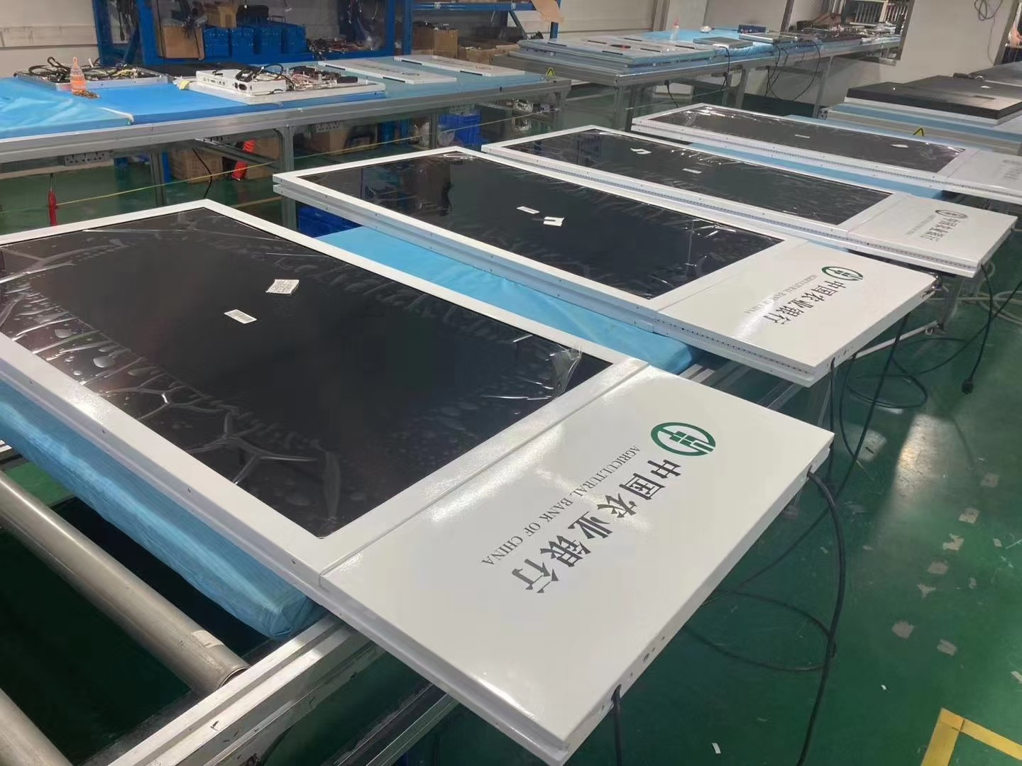 厂家43寸双屏吊挂广告机商场银行橱窗双面高亮宣传高清显示屏定制