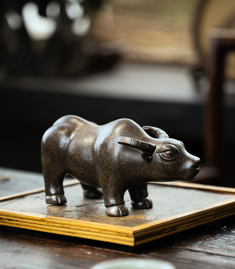 宜兴紫砂茶宠牛摆件雕塑茶具古铜泥生肖牛茶玩茶盘零配紫砂批发