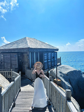 海南三亚海边旅游吊带沙滩连衣裙云南大理度假超仙拍照百褶长裙女