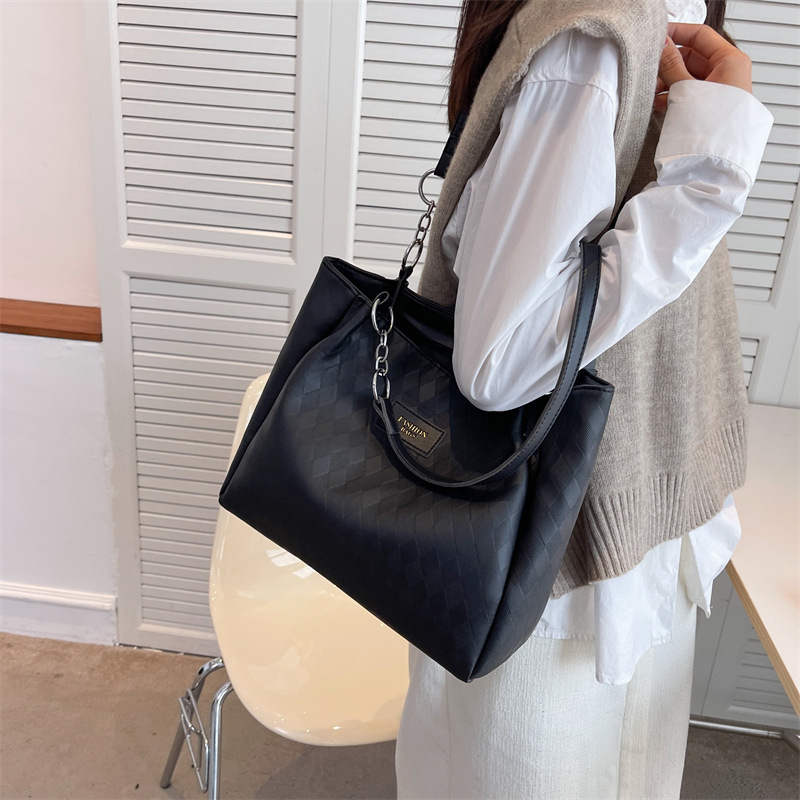 Large Capacity Bag Women's Bag 2023 New Spring High Sense Niche Class Commuter Bag All-Match Shoulder Tote Bag