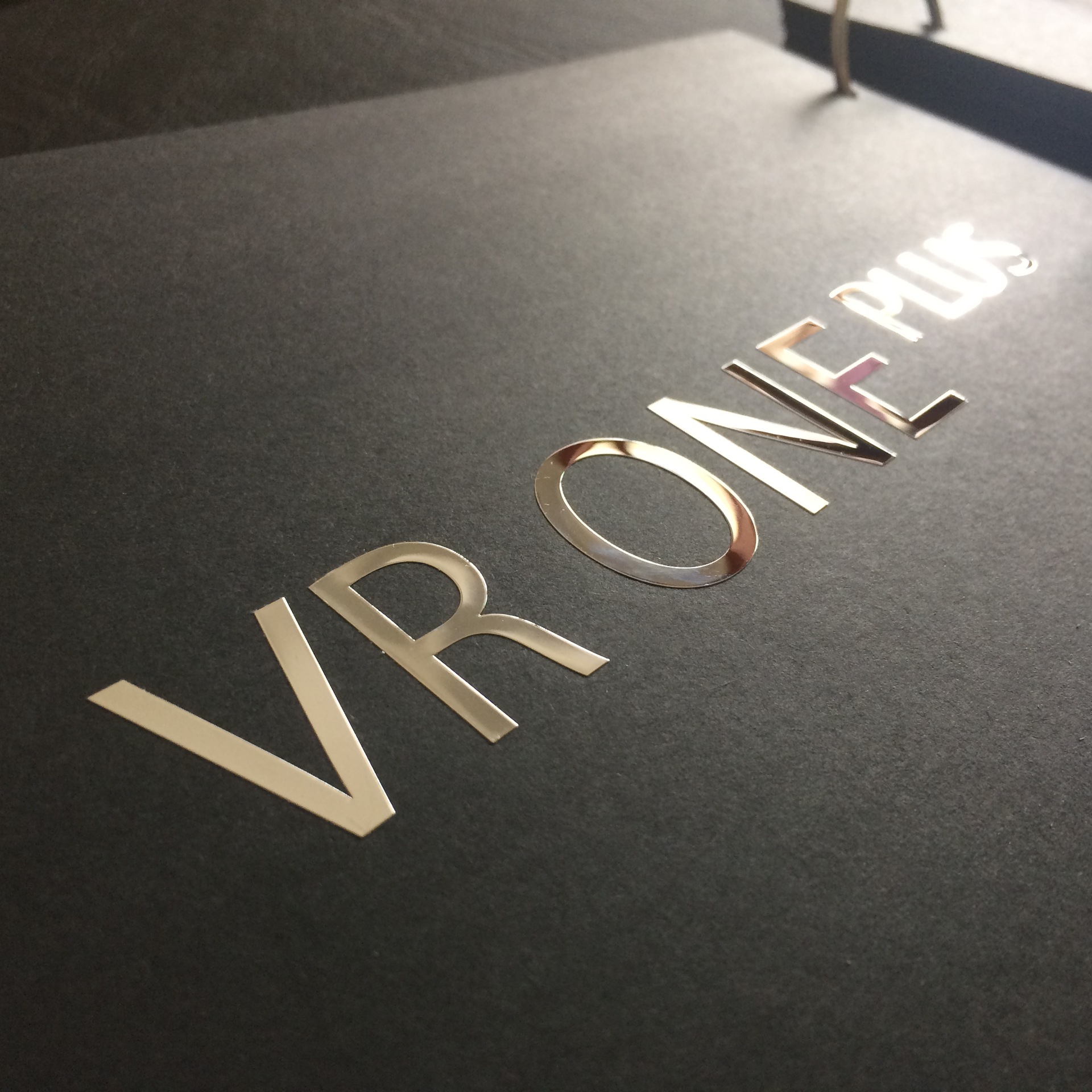 标牌立体金属商标定制电镀镍标电子电器设备包装盒logo自粘不干胶