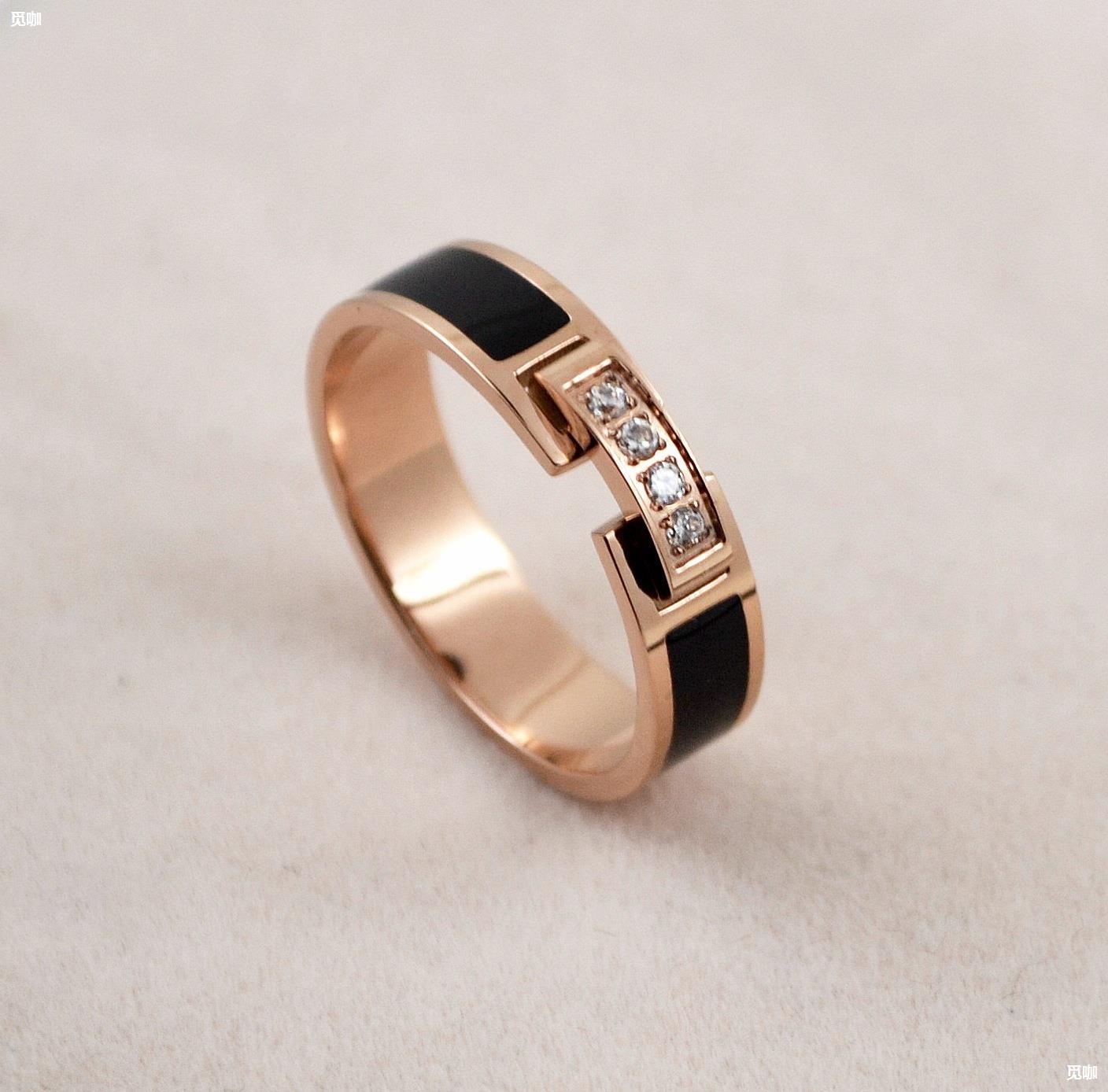 韩版黑色四钻微镶钻食指戒指 时尚潮女生首饰钛钢镀款式玫瑰金