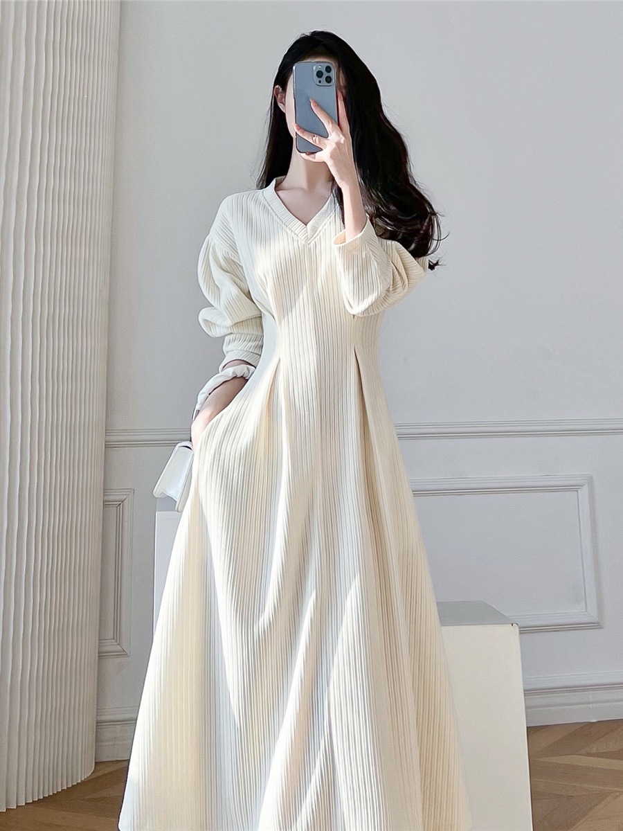 白色v领赫本风法式连衣裙女春秋新款收腰显瘦复古气质女神范长裙