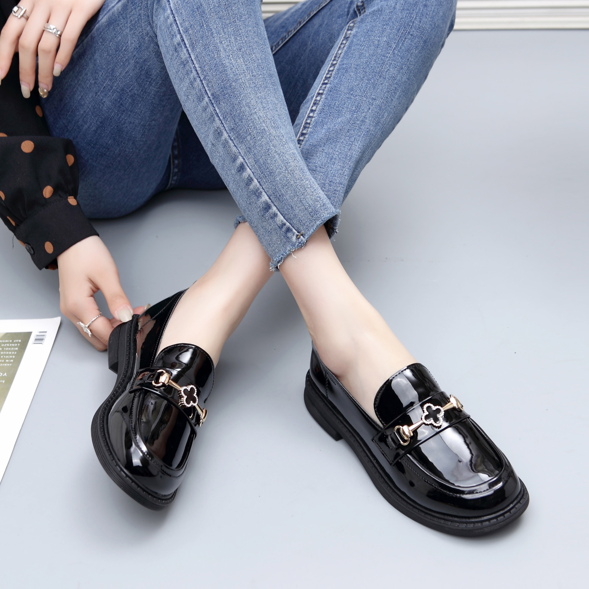 软底小皮鞋女2022年夏新款漆皮粗跟单鞋四叶草圆头英伦风乐福鞋女