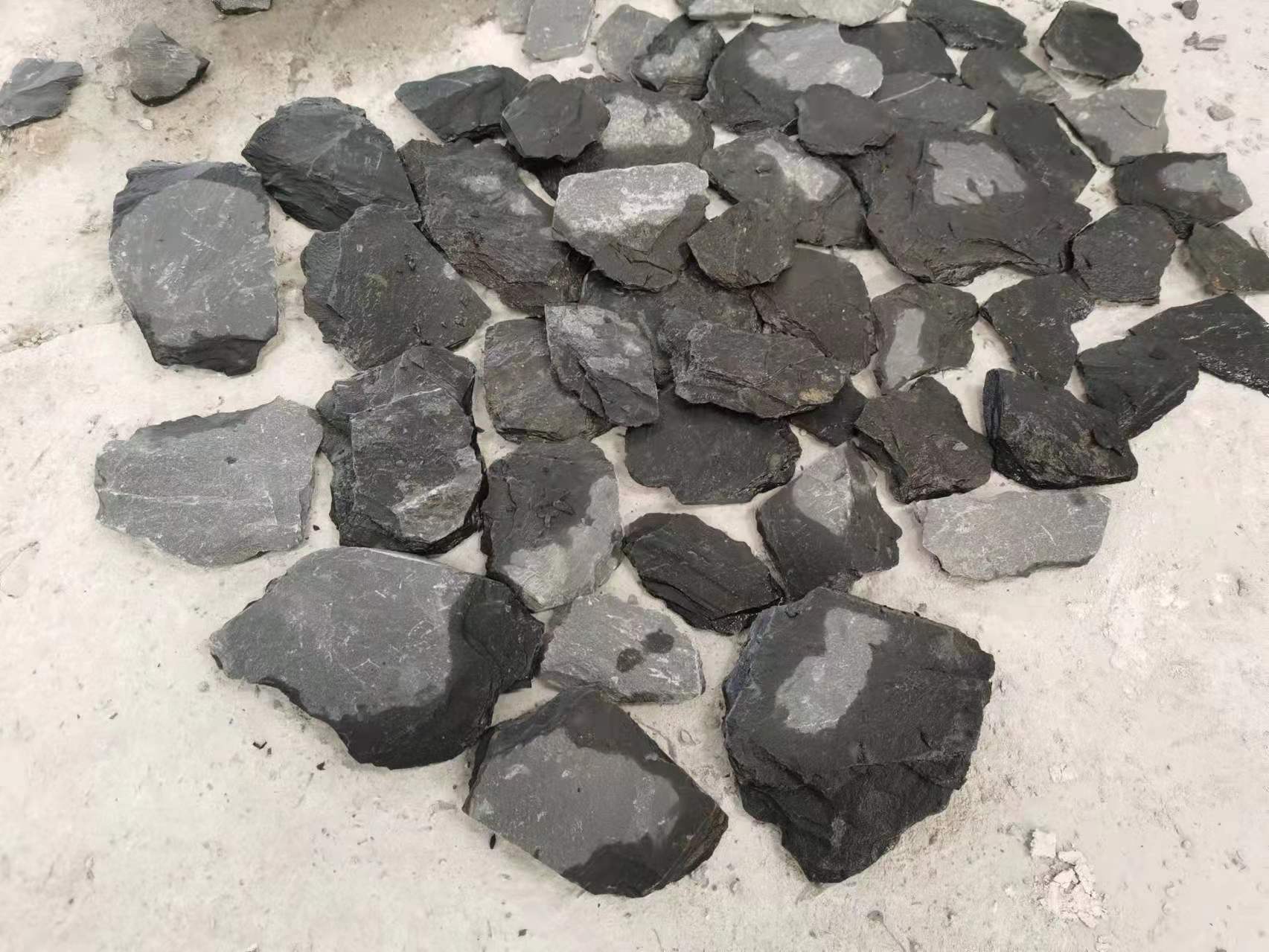 黑色瓜片石 铺墙贴水池用瓜子片石 园林铺面石大小规格可挑选