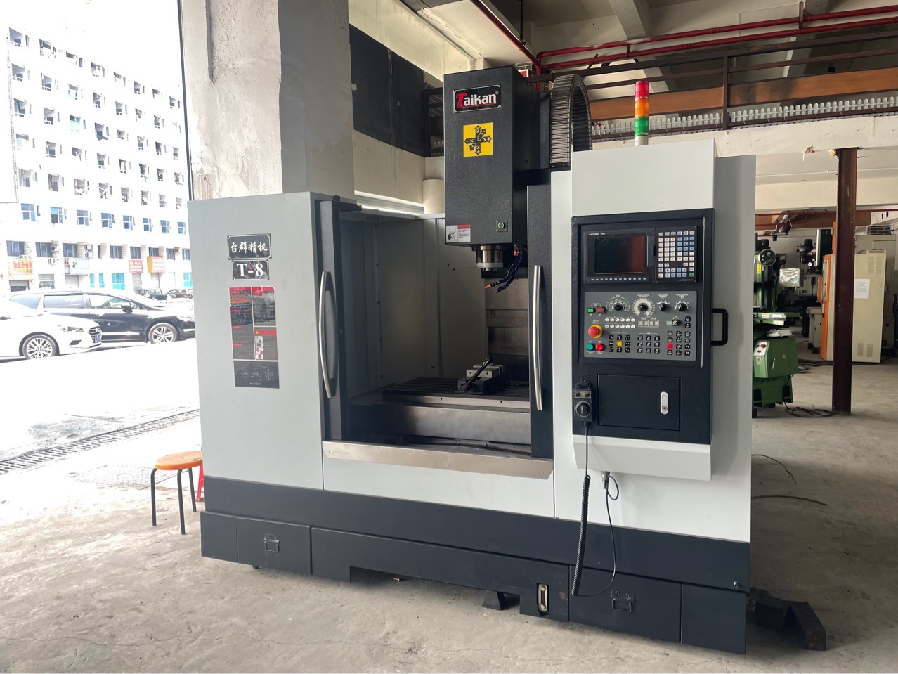 低价出售台群850加工中心电脑锣硬轨三菱系统主轴1w转速精密机床