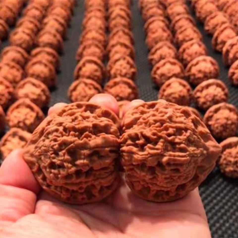 文玩核桃 地摊文玩核桃手把件配对麒麟纹 练手核桃-阿里巴巴