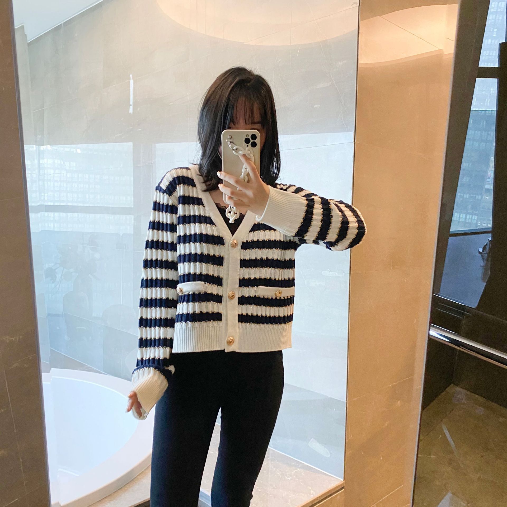 8897大香夹色小开衫2023早春新款v领蓝白条纹羊毛短款针织上衣女