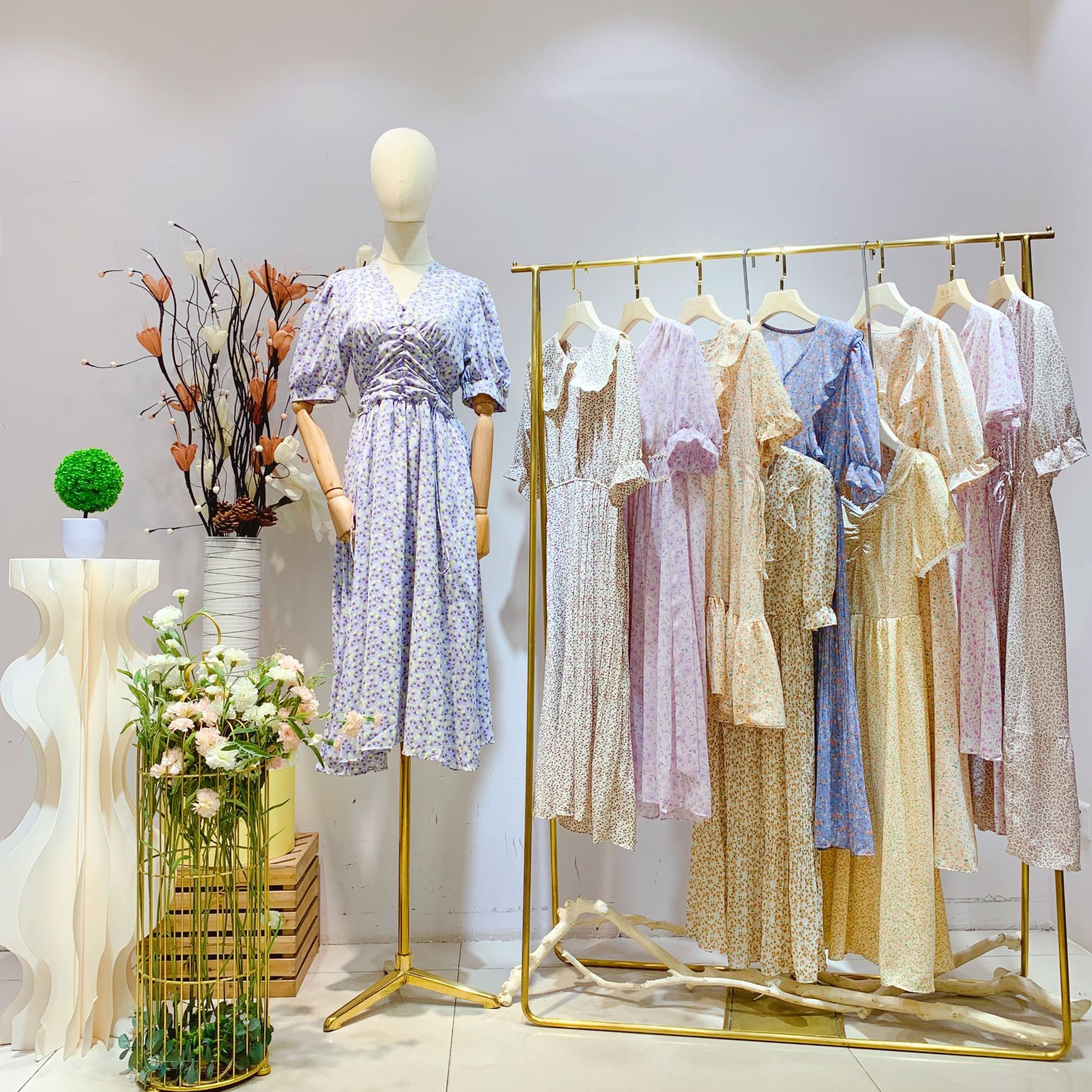 小清新碎花连衣裙夏品牌折扣女装批发货源 专柜撤柜大码女装尾货