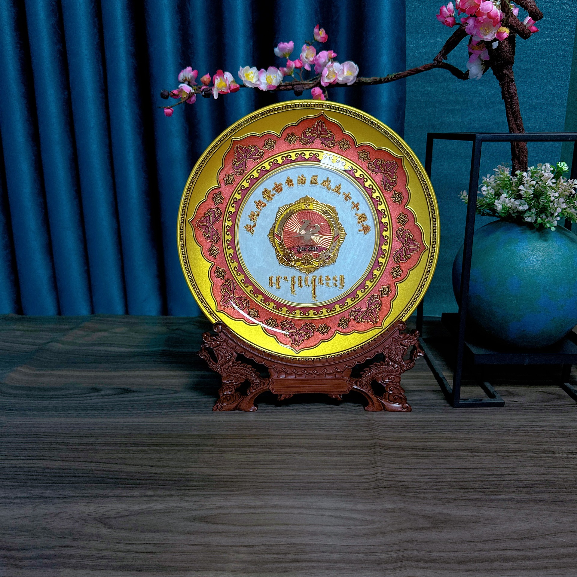 百福十年制造内蒙古70周年晶化玻璃圆盘晶雕彩绘摆盘高端工艺品礼