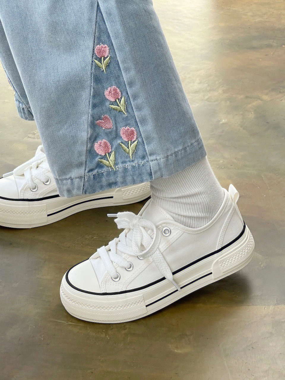 鞋子女百搭厚底帆布鞋2024年新款女生超火休闲小白鞋-阿里巴巴