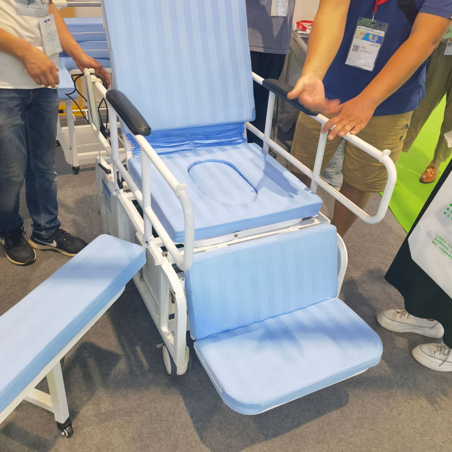 手动轮椅家庭护理床 厕所老人带便孔可翻身床养老院用康复床