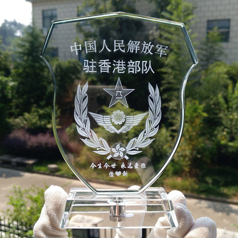 退伍军人纪念品送战友老兵班日礼物八一创意水晶发光桌面摆件