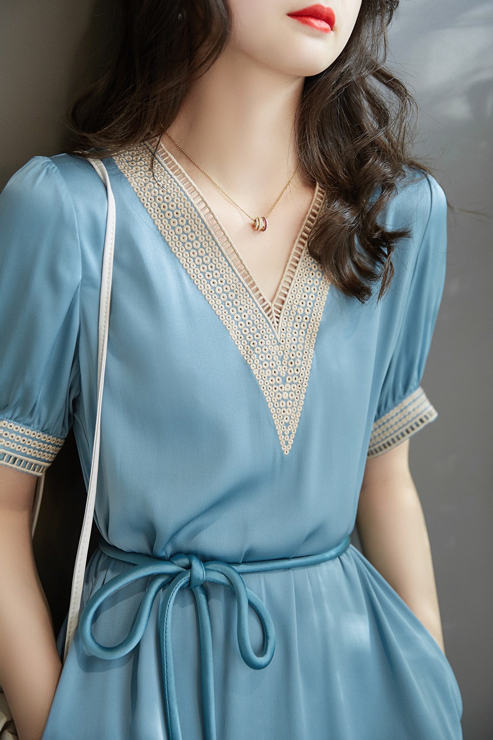 ァの优雅v领 镂空绣花 系带收腰 弹力双乔真丝连衣裙mlqz46333