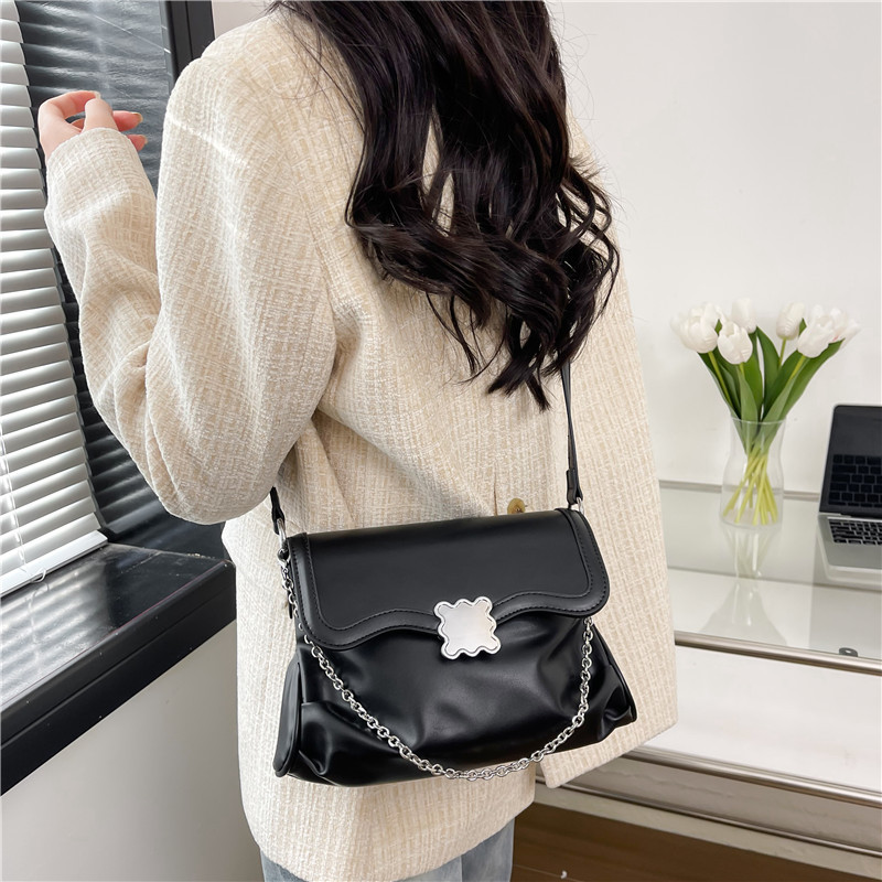 2022 New Fashion Shoulder Bag High-Grade Underarm Women's Bag Summer Casual Handheld Versatile Niche Messenger Bag