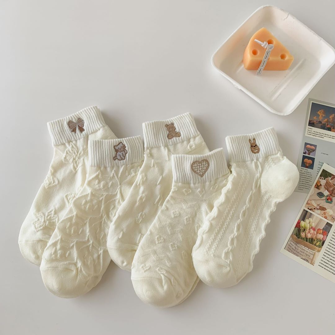 袜子批发春夏新款简约白色女短筒袜百搭外穿浮雕刺绣小熊船袜