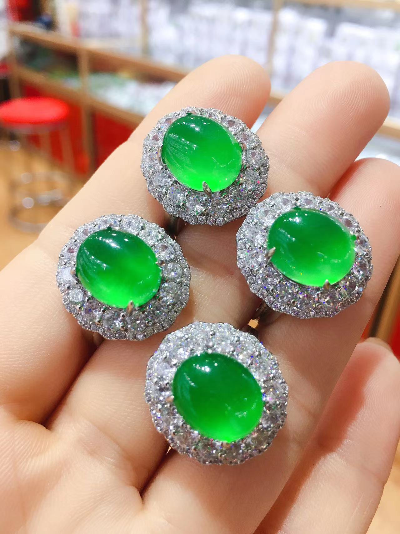 缅甸冰种帝王绿翡翠戒指镶嵌满钻鸽子蛋阳绿大界面女士戒指批发玉