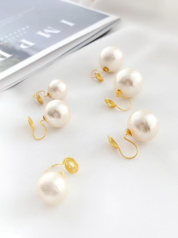 Mona Same Style Sterling Silver Needle Hepburn Style Cotton Pearl Stud Earrings Women's French Retro Earrings Hot Selling Temperament Earrings