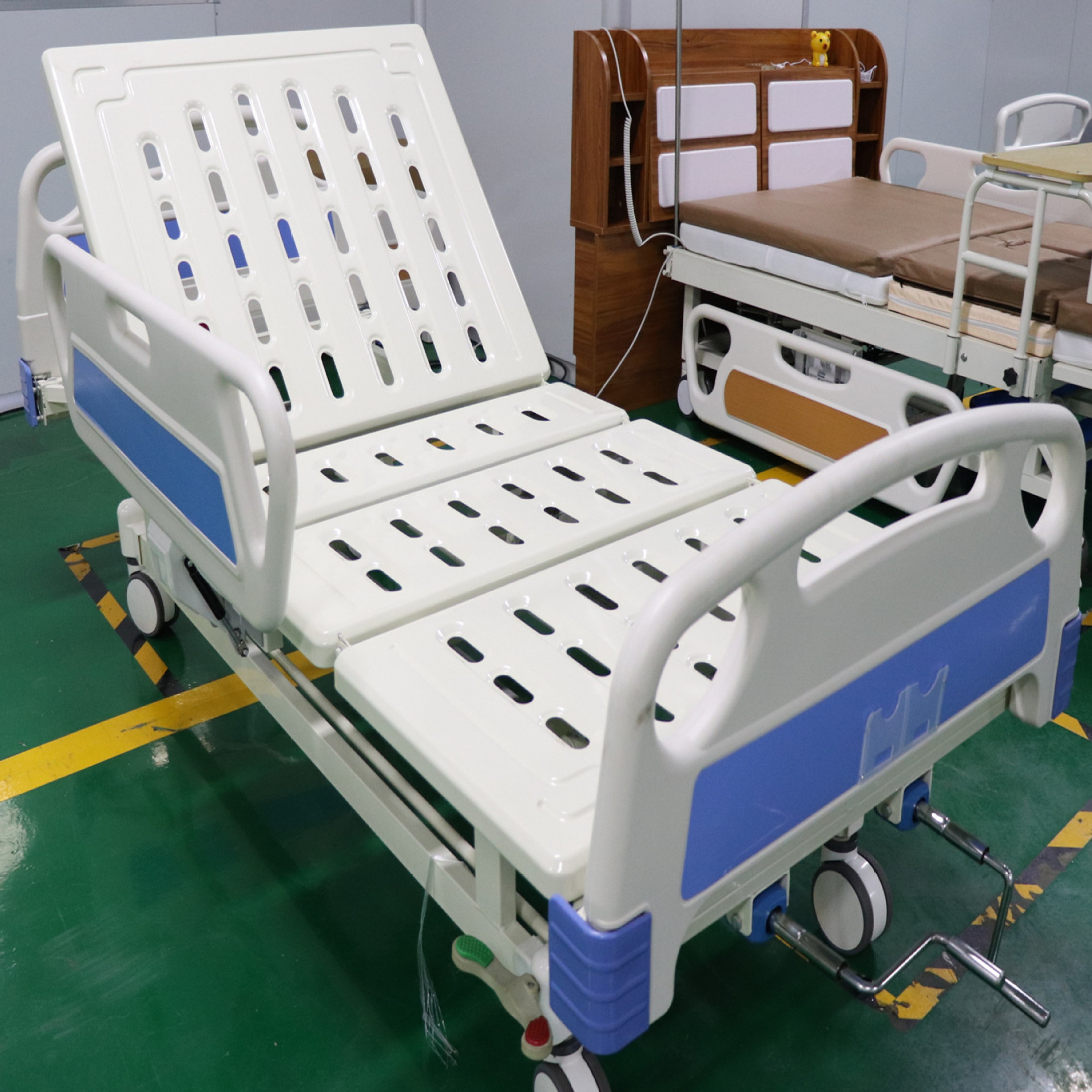 瘫痪病人用起背抬腿落腿护理床 双摇双排轮护理床 医院翻身护理床