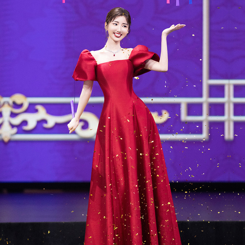 明星同款缎面敬酒服新娘2022新款酒红色毛晓彤同款订婚晚礼服裙女