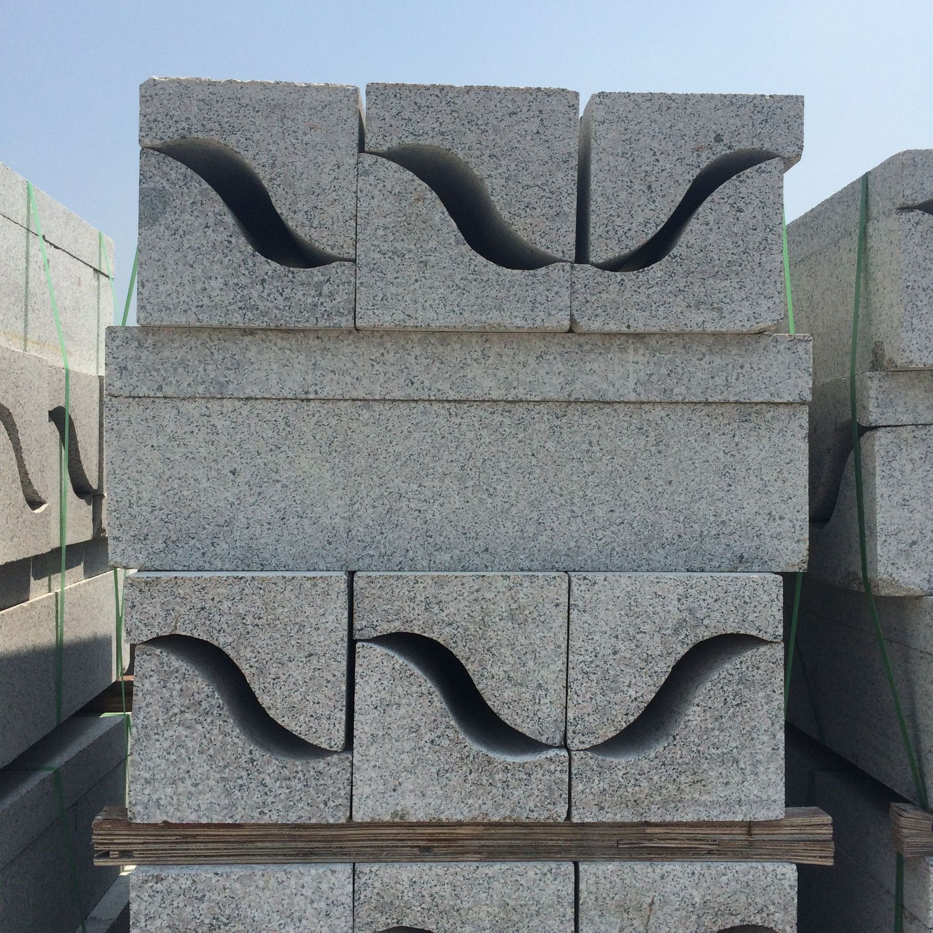 花岗岩五莲红s型路沿石 弧形石材排水工程 异型石材五莲红