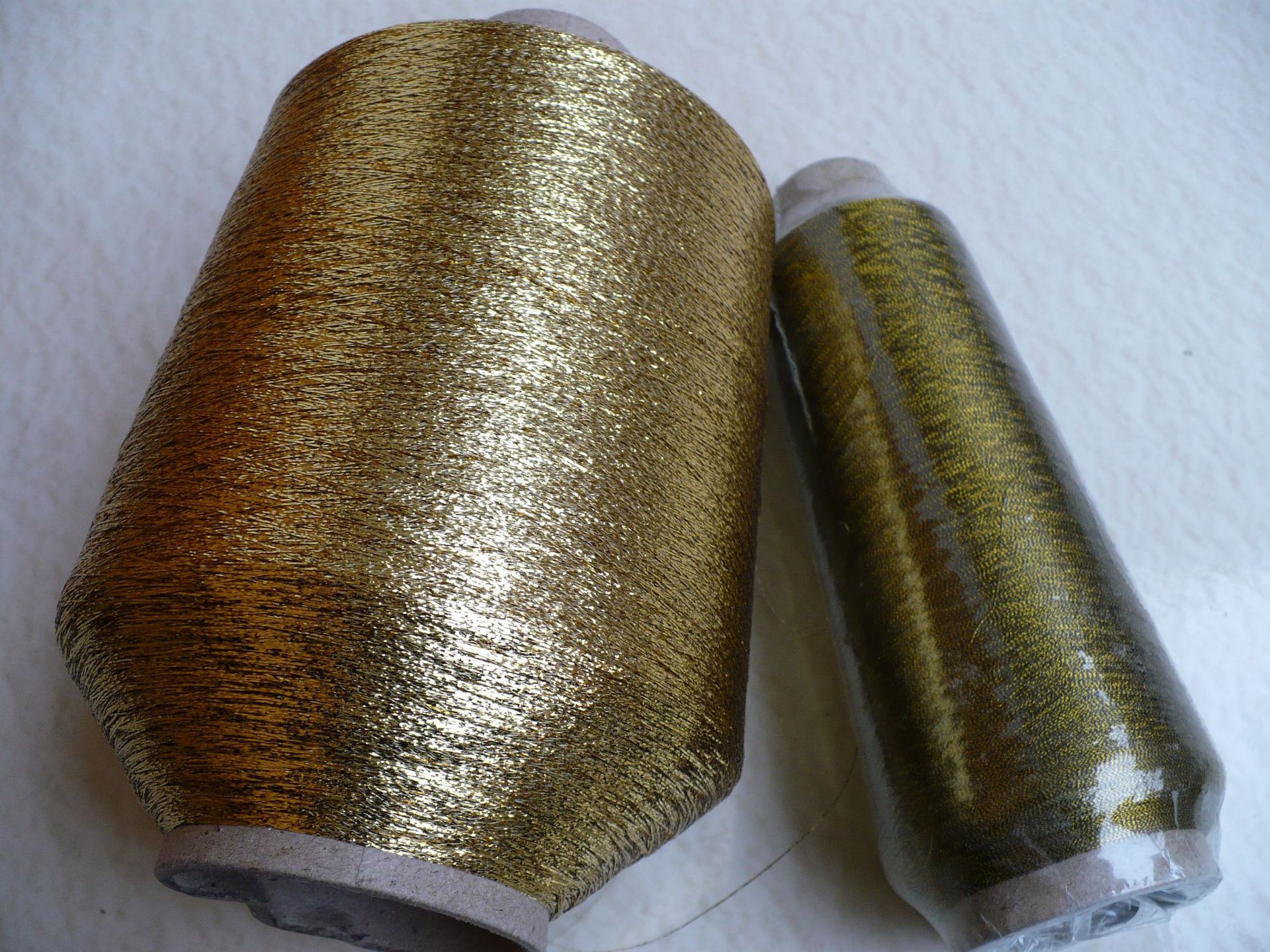 三股金丝银丝包心捻股线纬编服饰织物4条金属线包心合股混纺纱