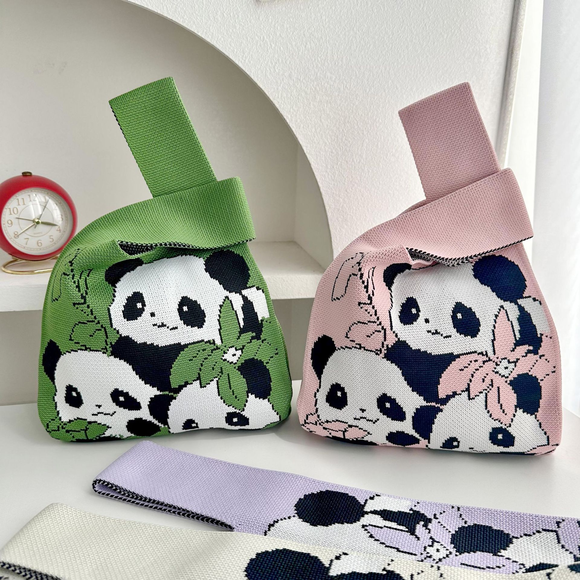 织手腕包包新款小众设计可爱熊猫针休闲百搭大容量抱团熊猫手提包