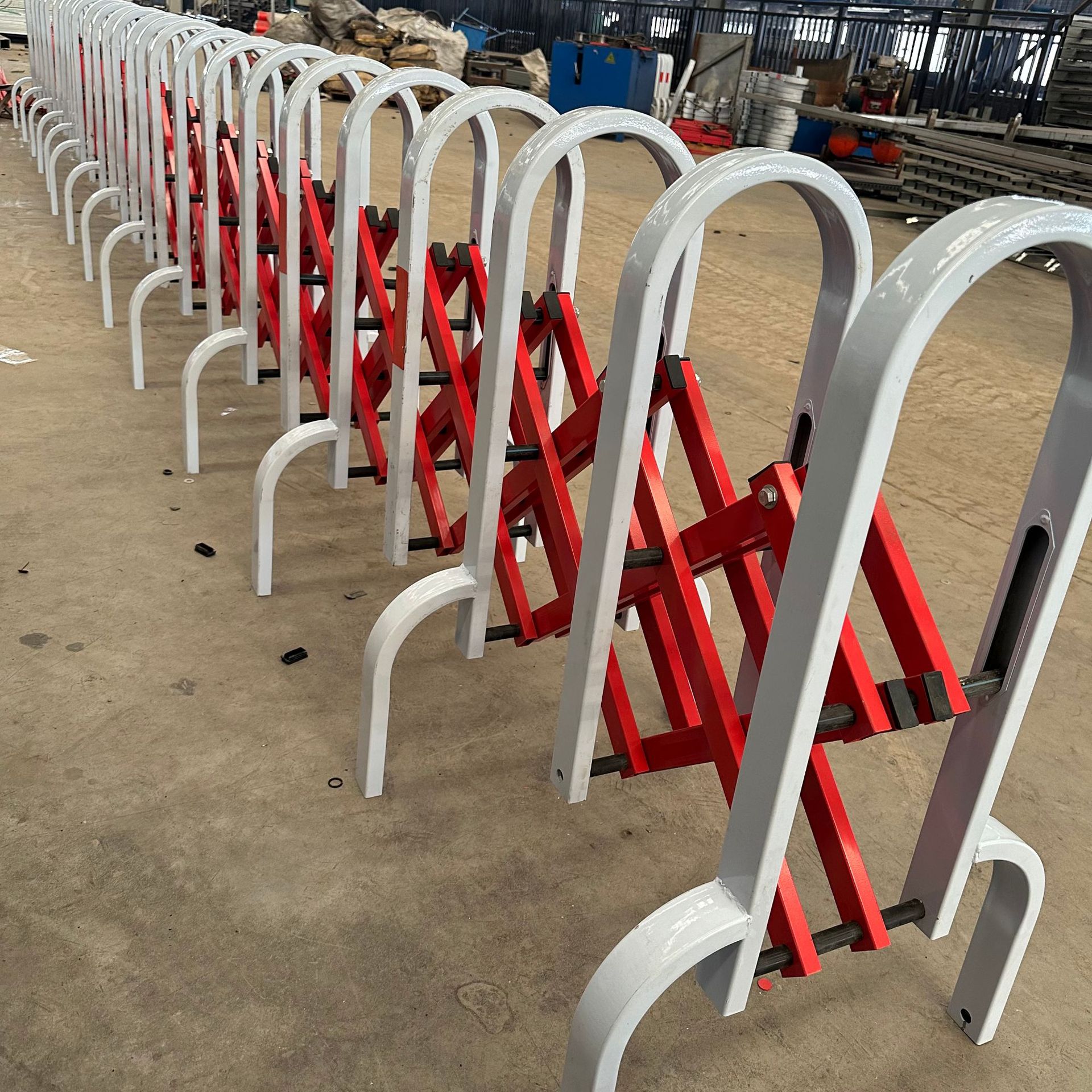 高速公路推拉伸缩移动路障地铁护栏市政马路户外道路隔离折叠围栏