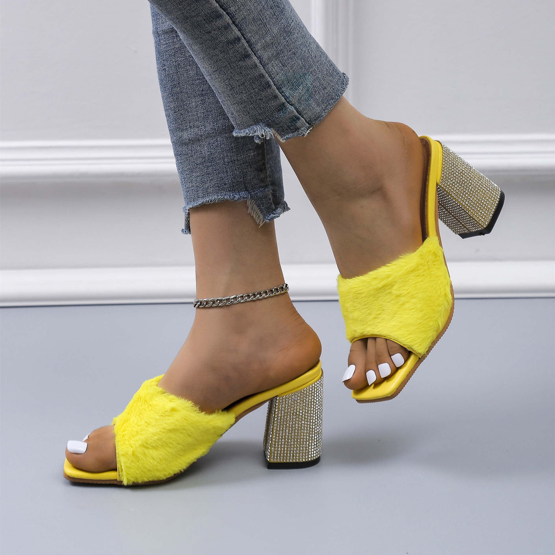 欧美时尚大码女鞋2022夏季高跟鱼嘴毛毛面粗跟水钻一字拖鞋女批发