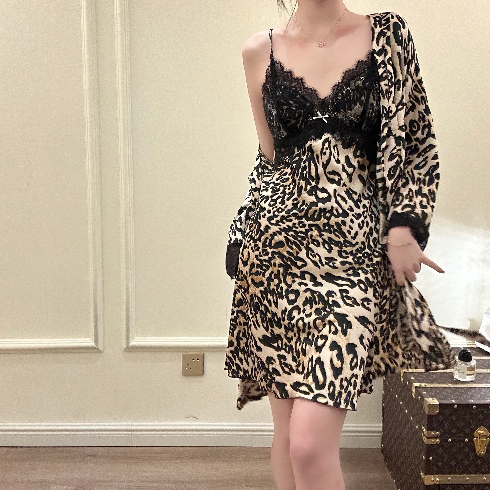 ice silk sexy pajamas women‘s leopard print slip nightdress with chest pad long sleeve nightgown suit imitated silk pajamas pure desire