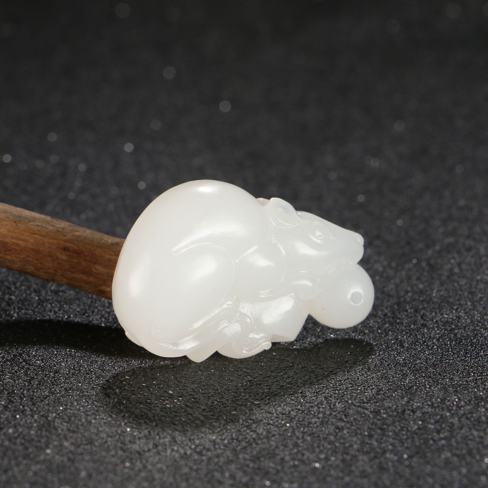 新品省级玉雕大师苏晓非和田玉羊脂白玉子鼠运财生肖鼠挂件吊坠