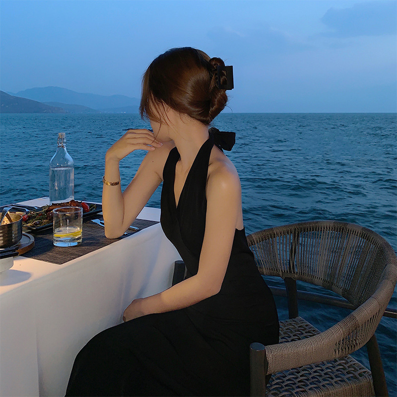 法式黑色无袖露背挂脖连衣裙夏季露肩质感气质收腰海边度假长裙女