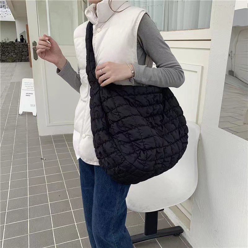 2023 Spring and Summer Cloud Rhombus Pleated Big Bag Casual Cool Quilt Bag Lightweight and Large Capacity Crossbody Dumpling Bag Female women bag