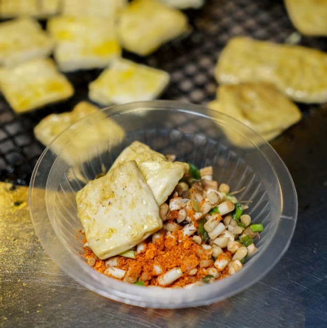 贵州爆浆小豆腐 贵阳特产烙锅手撕烧烤臭豆腐油炸新鲜碱豆腐干