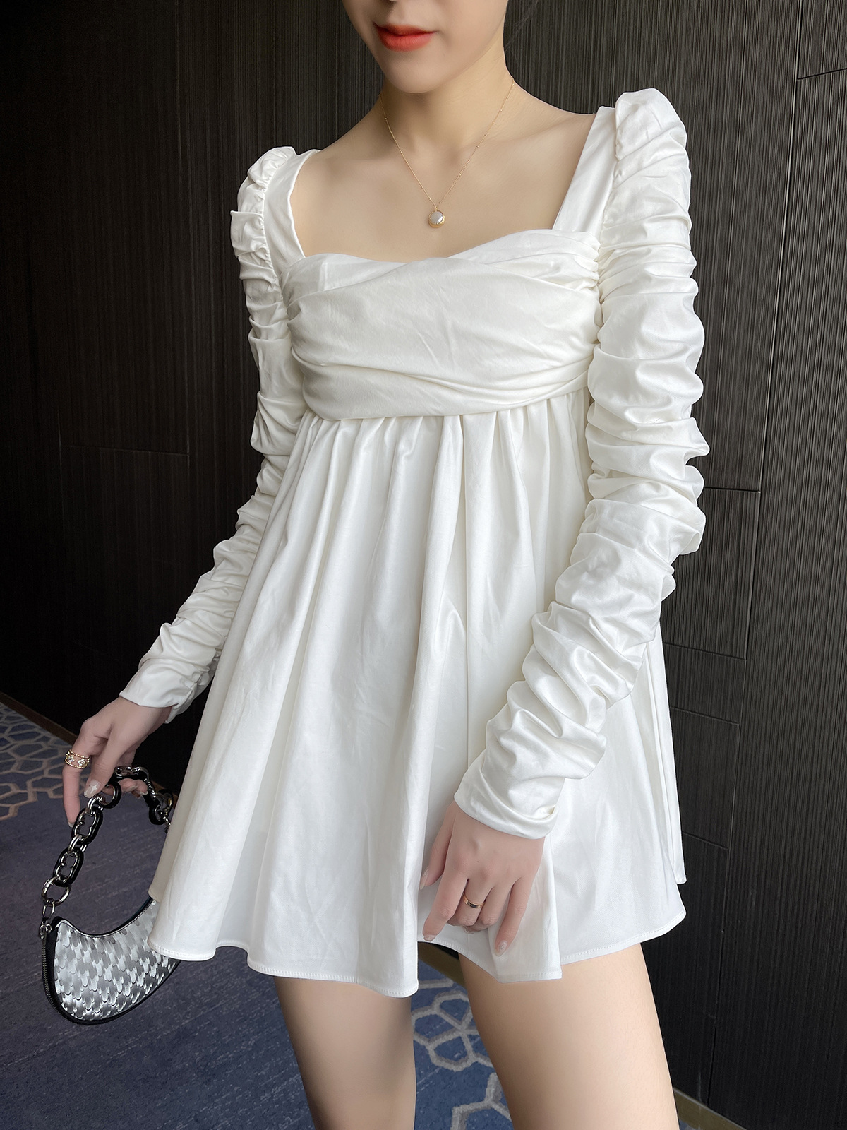 2021年春夏新款白色气质性感方领露锁骨高腰长袖连衣裙礼服裙女士
