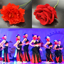 女儿花傣族舞蹈表演出道具手拿嘴咬红色牡丹花邵多丽仿真玫瑰花语
