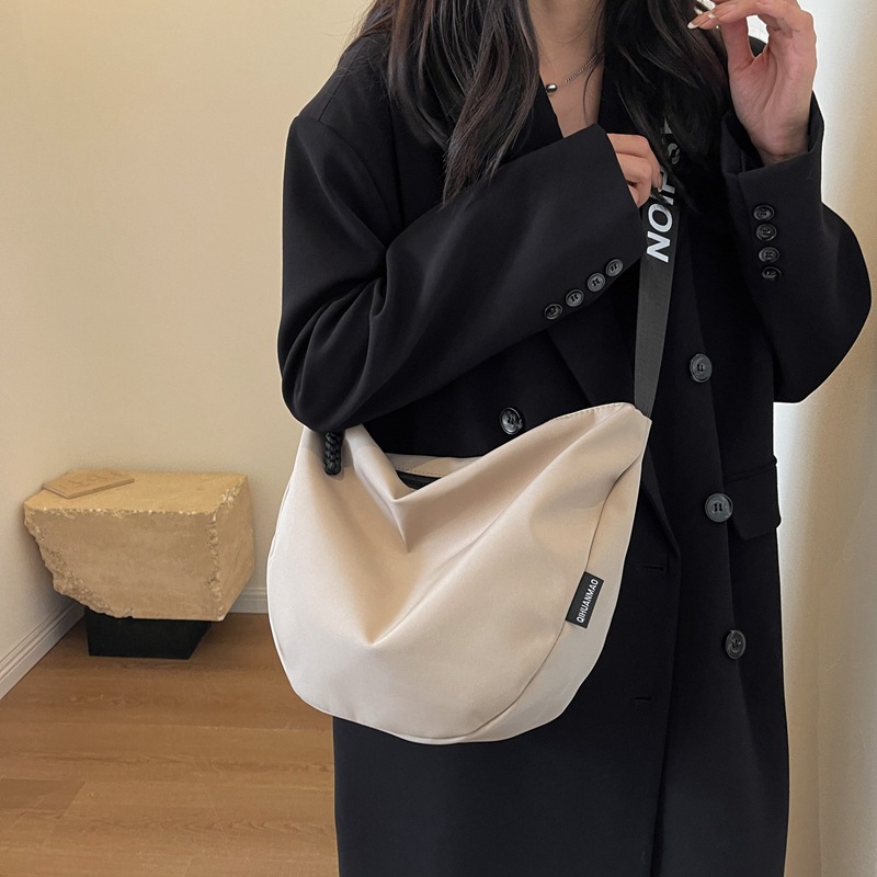 慵懒风月牙包女小众简约斜挎包饺子包运动休闲风单肩包大容量女包