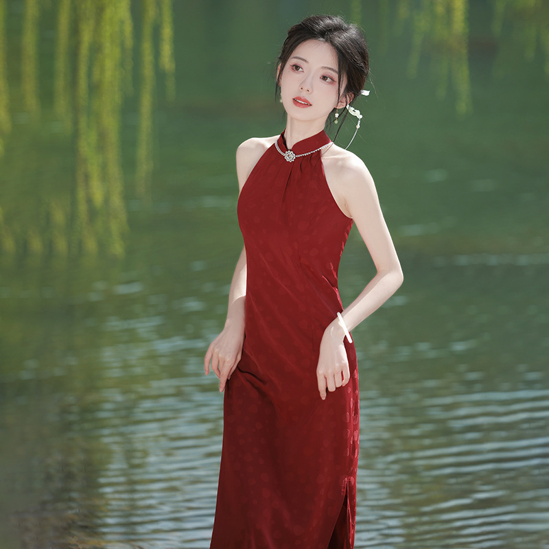 新中式酒红色晨袍礼服新娘旗袍敬酒服日常可穿露肩无袖少女旗袍女