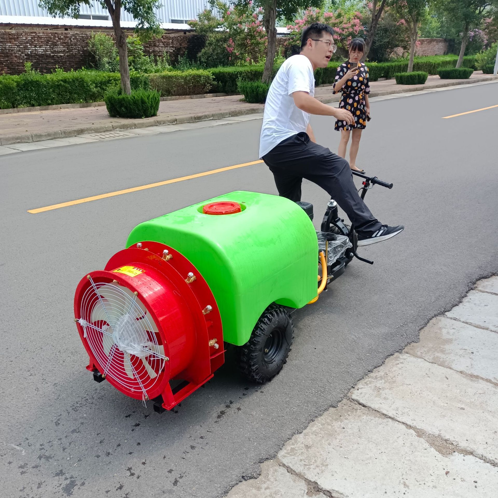 小型葡萄园打药机 乘坐式牵引两用果树打药机 机身小巧果园喷药机